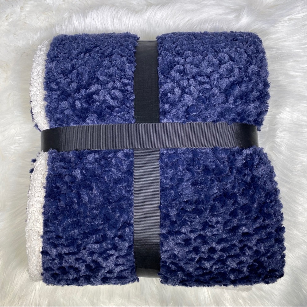 ✨SOLD-OUT✨Navy Swirl Micromink Sherpa Throw - Picture 2 of 3